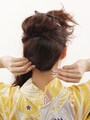 地肌に沿わせてピンを入れ、しっかり留めます