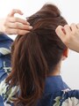 毛先は、先に結んでおいた毛の流れになじませて