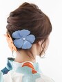 えり足の後れ毛が、うなじをきれいに見せます