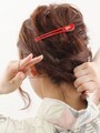 サイドの髪をえり足までねじる