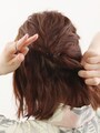 3つの毛束をひとつにしてゴムで結ぶ