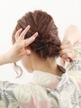 3つの毛束をひとつにしてゴムで結ぶ
