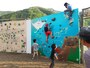 クライミングウォールに登る子供達（写真提供：創作農家こすもす）