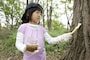 秘密のミツを木にぬる。樹液っぽく、やや厚めにぬるのがコツ！