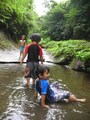 太刀洗川で水遊びをする子供たち