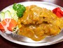 サラダもいっしょに盛りつけられており、おいしそう