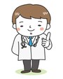 【カラー】アドバイスをする医者の全身カットです。