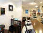 店内にはカウンターとテーブル席があります（2015年6月30日撮影）