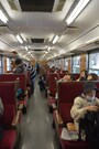 ワインレッドのボックスタイプの座席シート