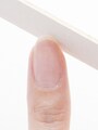 ネイルファイルで爪の形を整える