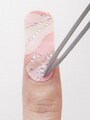 ピンセットでシールを取り、甘皮側から合わせる