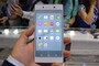 「Xperia Z5」を手に持ったイメージ。CPUはSnapdragon 810のオクタコアで、メモリが3GBとなっています。
