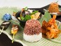 「パタラ・プレミアムランチセット」葉型のセラドン焼きの皿に盛りつけられたワンプレートランチは駐在奥様にも人気