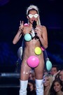 過激な衣装姿のマイリー。実はピンク・黄色・ブルーの3色はパンセクの象徴！