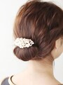 大ぶりのヘアアクセを使うと、下重バランスが際立ちます