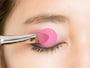  3　まぶた中央に、薄いパープルのアイシャドウを塗り重ねる