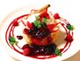 Butter「旬の苺とベリーのフレンチパンケーキ パイ包み焼き（1380円税別）」……特製アパレイユにつけたパンケーキ2枚でクリームチーズをサンド。さらにパイで包んでオーブンでじっくり焼き上げた、ハイブリッドスイーツ（画像提供：Butter）
