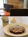 シナモンズ「レッドベルベット（フル1500円、ハーフ1200円）」、コーヒー450円、ホイップクリーム（200円）※すべて税込（2015年9月18日撮影）