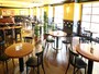 ブラスリーミリー ラ・フォーレ店内。大きな窓の向こうには、横浜中華街を散策する人々の姿が（画像提供：ローズホテル横浜）