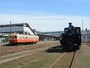 ディーゼルカーと並ぶ4号機関車
