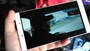 手持ちで快適に映画も視聴できる（Amazon プライムビデオ）