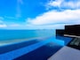 まるで海に繋がっているかのように見えるプライベートインフィニティプール。 海と空の境界線がわからなくなるほど美しく蒼い海を眺めることができる。