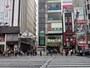 山手線の高架の脇を進む