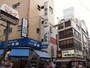 このビルの地下一階と二階にお店がある