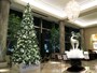 ホテル棟1階ロビーに高さ約6mのラグジュアリーなツリーが登場（2015年11月20日撮影）