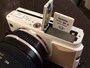  FlashAirをデジタルカメラに挿入