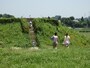 埋葬施設が残る稲荷山古墳の頂上