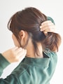 透け感が残る程度に後れ毛を残す【ボブで簡単ひとつ結び】