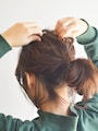 トップと表面の毛束を崩す【ボブで簡単ひとつ結び】