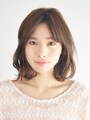 肩すれすれのミディアムボブスタイル