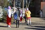 初詣のおみくじを結ぶコスプレコスプレイヤー