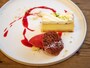 二層のチーズケーキ。 レアとベイクドのふたつの味が堪能できる濃厚なチーズケーキです。