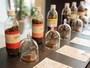 ガラスドームを手に取り、コーヒーの挽いた香りを確認