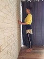 背筋を伸ばして立つ