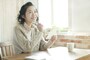 年賀状を見る女性