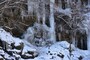 七色に光輝く無色透明の氷の柱
