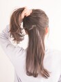 分け目がナチュラルになるように指でわけとる