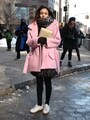 白スニーカー×ゴールド系クラッチでストリートグラマラス　(c)Rie Miyata