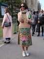 華やかスカートにスニーカーでヌケ感投入　(c)Rie Miyata