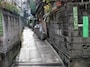 住んでいる人がいるので、見学には配慮が必要だ