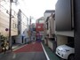 今は自販機のみが置かれている柴田商店の前からのぼる本妙寺坂