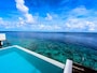 ハウスリーフのすぐ先にドロップオフがあり、部屋のそばまで様々な種類の魚が寄ってくる