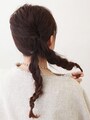 三つ編みを2本作り、根元に近い方を中心にほぐす