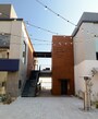店舗の合間からも臨める青い海。
