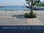 発想は「海沿いの倉庫街に街路をつくる」。“働く港”の風景が広がるようすもまた、ヨコハマらしい（2018年6月25日撮影）