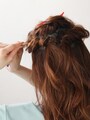 鏡を見ながら髪の毛を数本ずつ引っ張り出していく